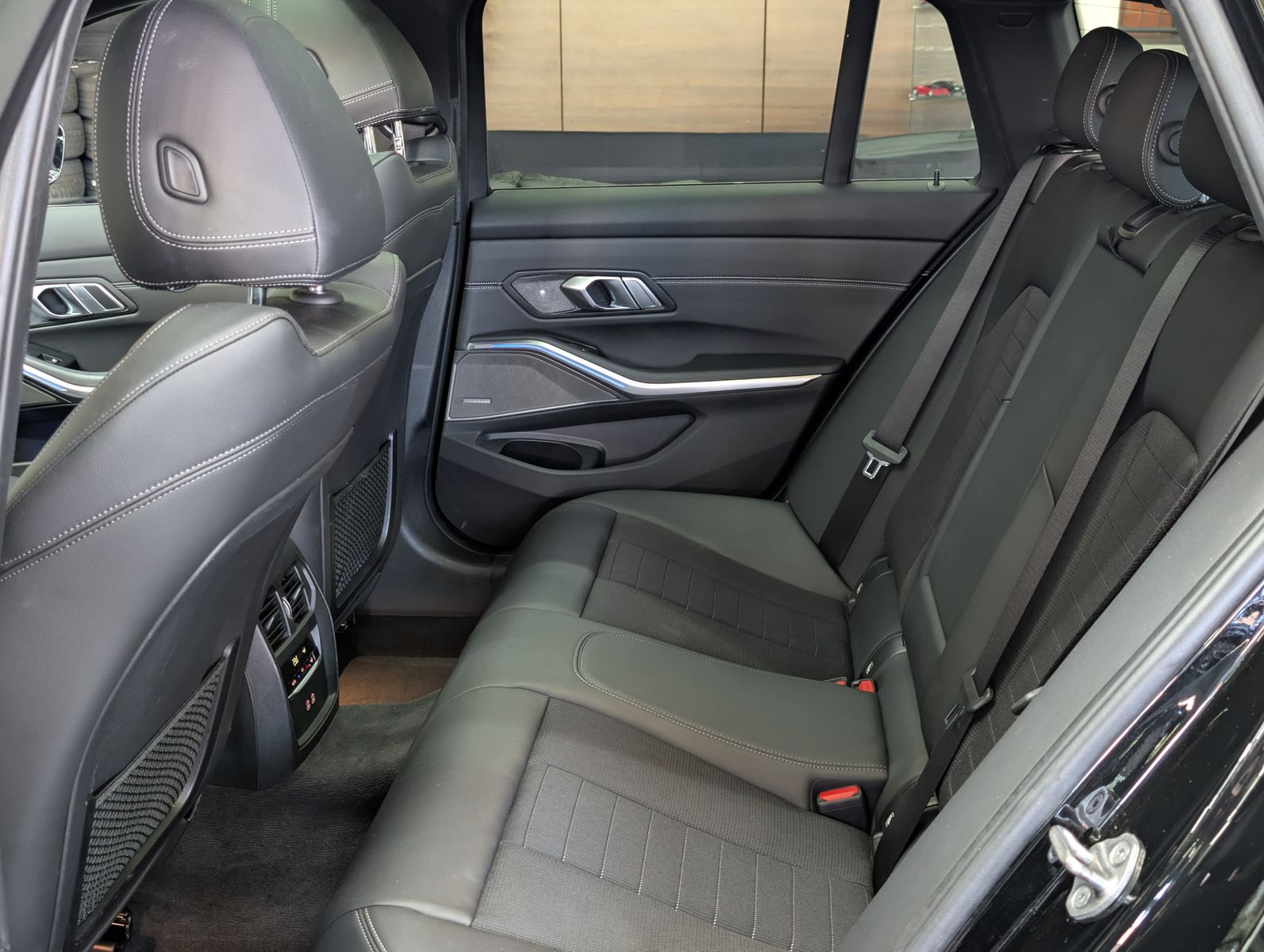 Fahrzeugabbildung BMW 320 i Sport Line Shadow H&K PANO ACC LEDER KAM