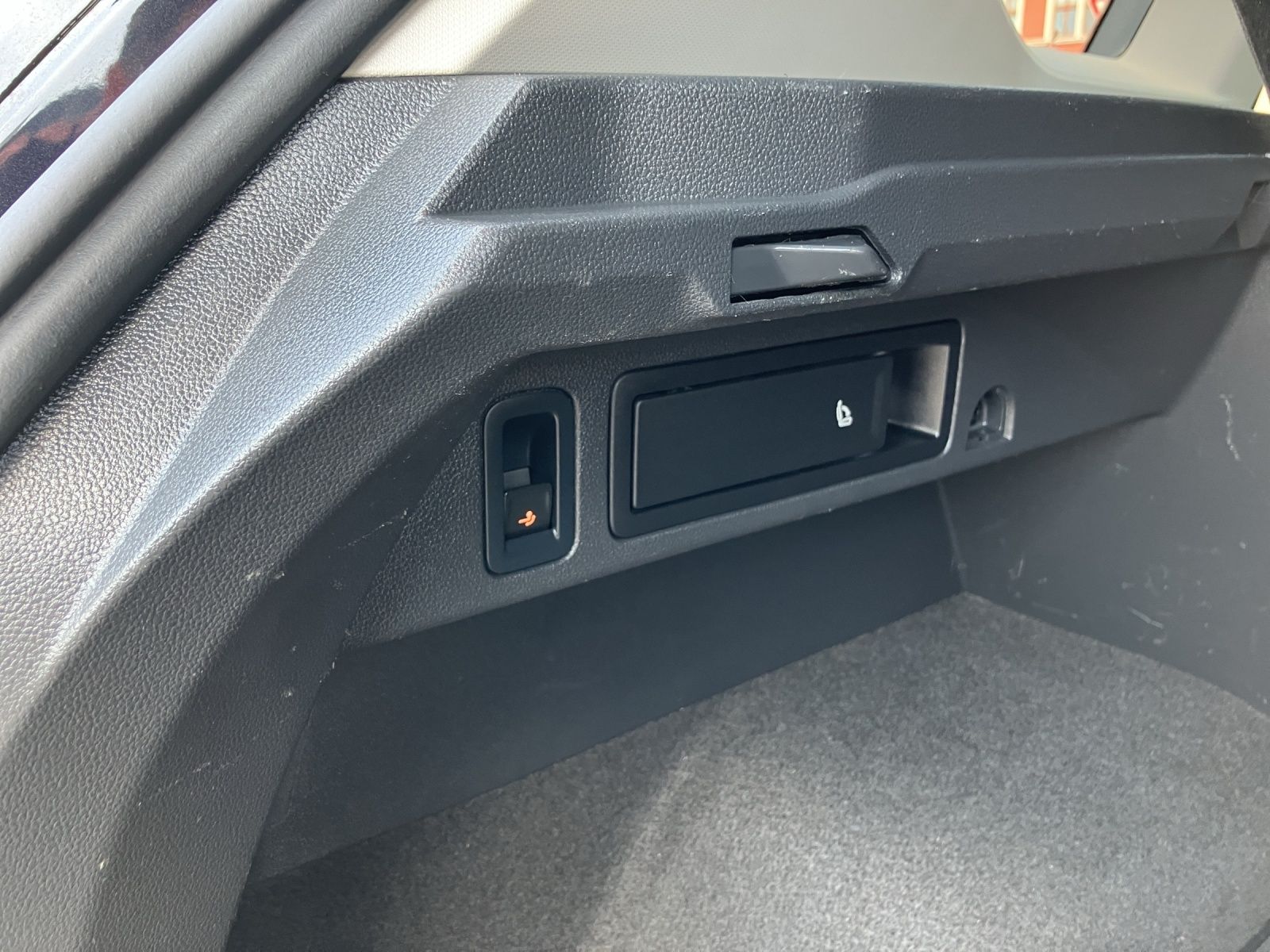 Fahrzeugabbildung Volkswagen Tiguan TSI Life Matrix AHK ACC PDC  SH LM