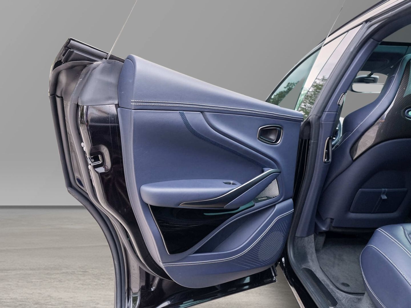 Aston Martin DBX 707 Ultramarine Black / Dark Knight foto 25