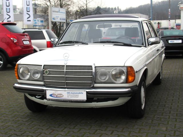 Mercedes-Benz 200 W123 Oldtimer*Automatik*Schiebedach*