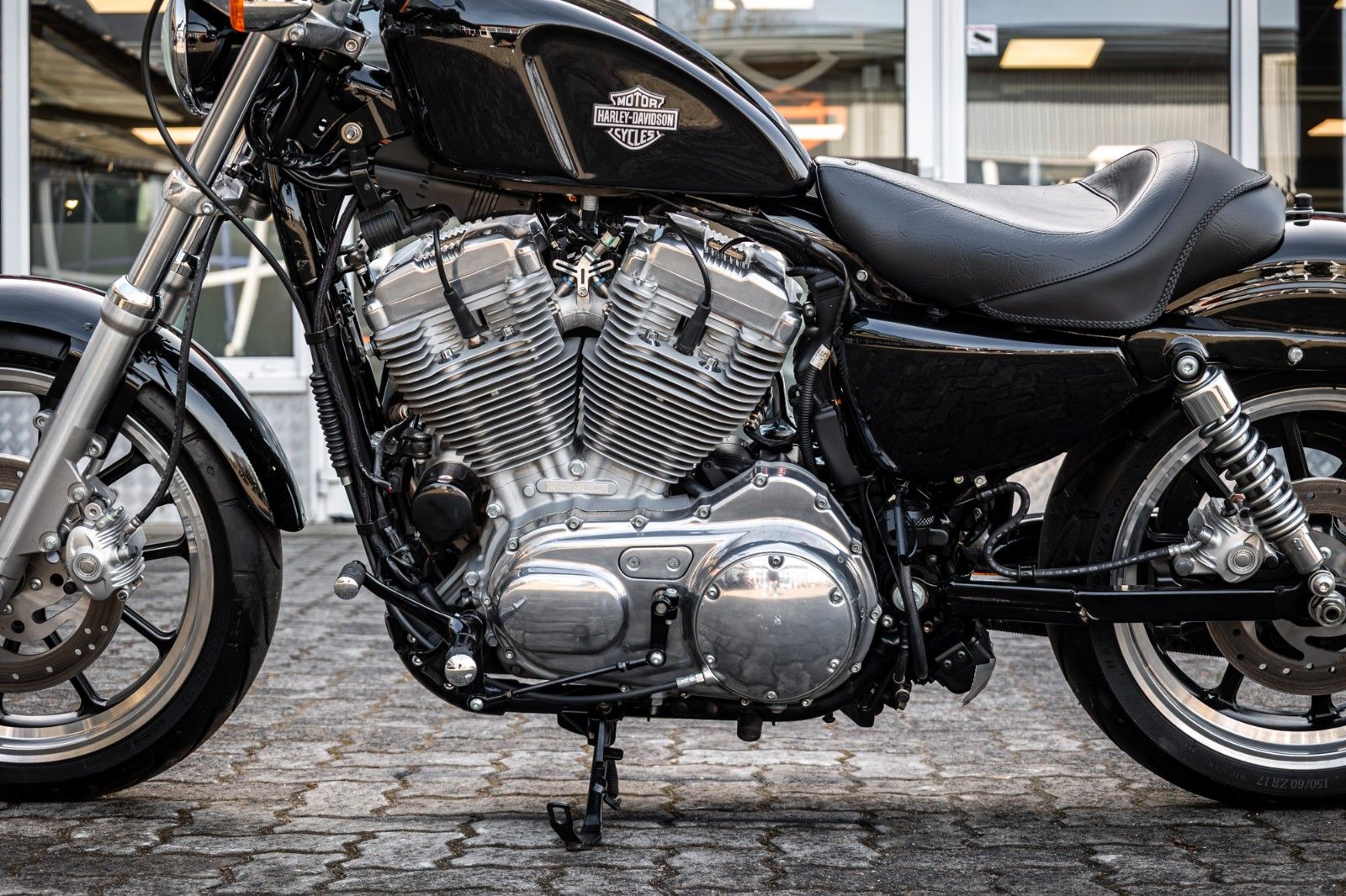 Fahrzeugabbildung Harley-Davidson XL883L SUPERLOW SPORTSTER - VIVID BLACK