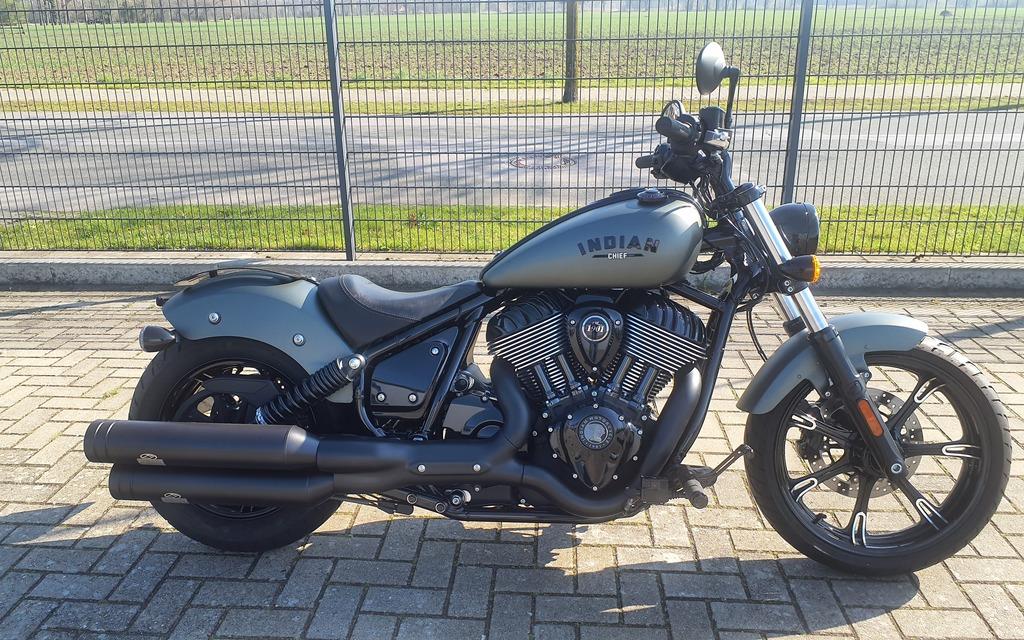 Indian Chief Dark Horse BOBBER J+H +HELM