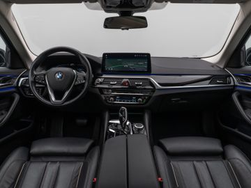 Fahrzeugabbildung BMW 530d LuxuryLine Pano Kamera Laser HUD DAB HiFi