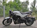 Husqvarna Vitpilen 401 '22 1. Hand