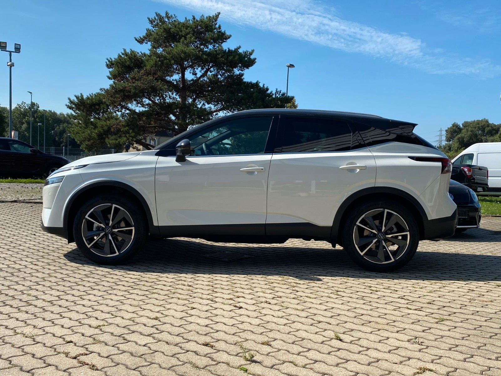 Fahrzeugabbildung Nissan Qashqai 1.3 DIG-T 4WD Tekna ProP+HUD+PANO+BOSE