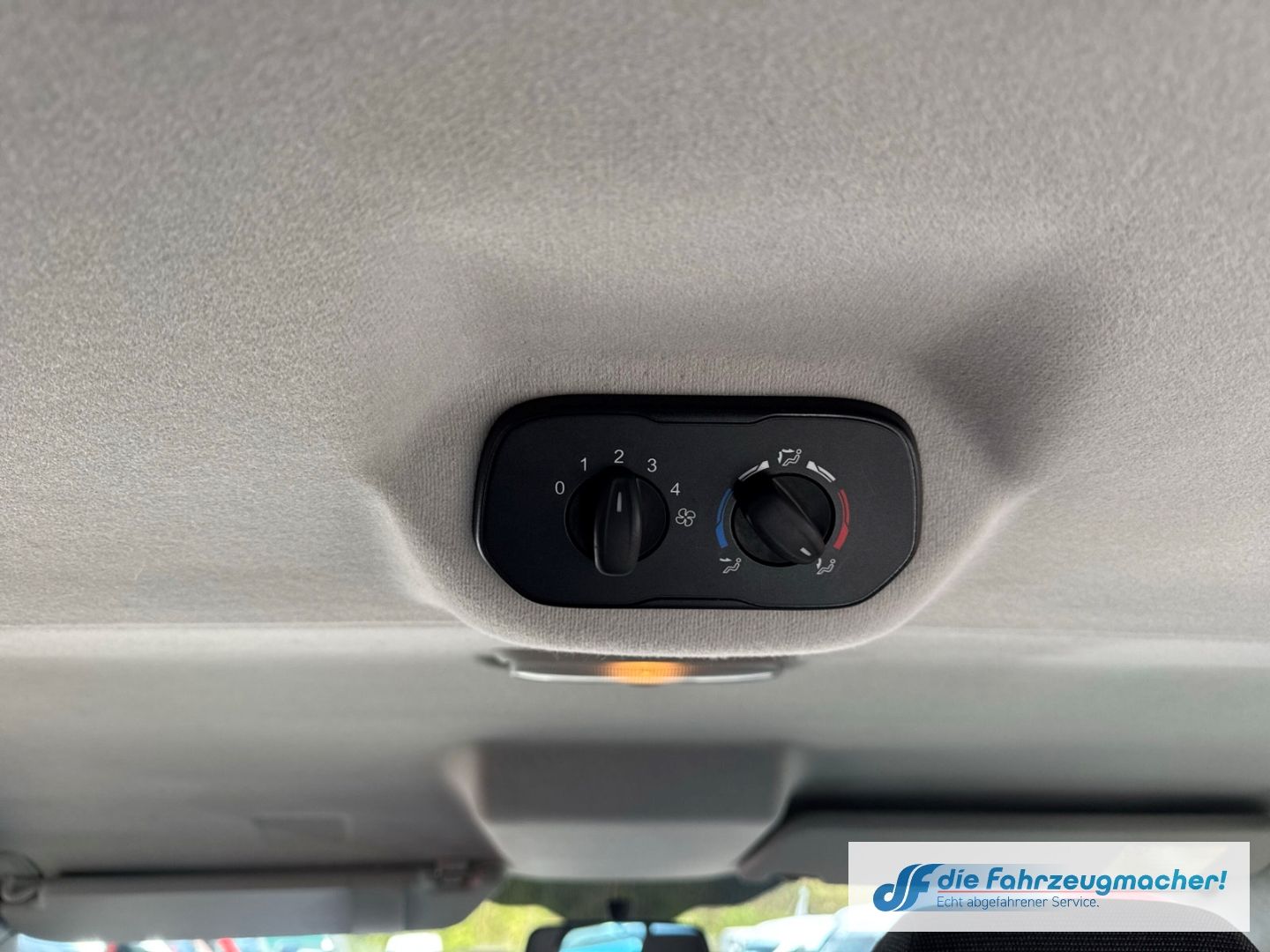 Fahrzeugabbildung Ford Transit Custom Kombi 300 L1 2.2 TDCi *8365