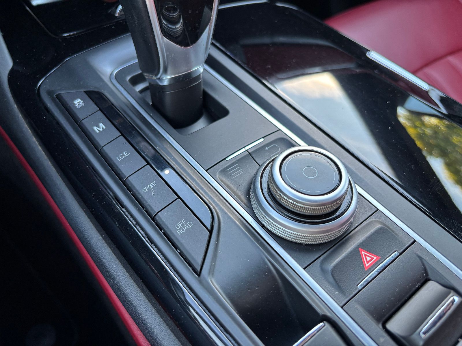 Fahrzeugabbildung Maserati Levante/EXCLUSIVE/RED/360'KAM/PANO/HARMAN-KARDON