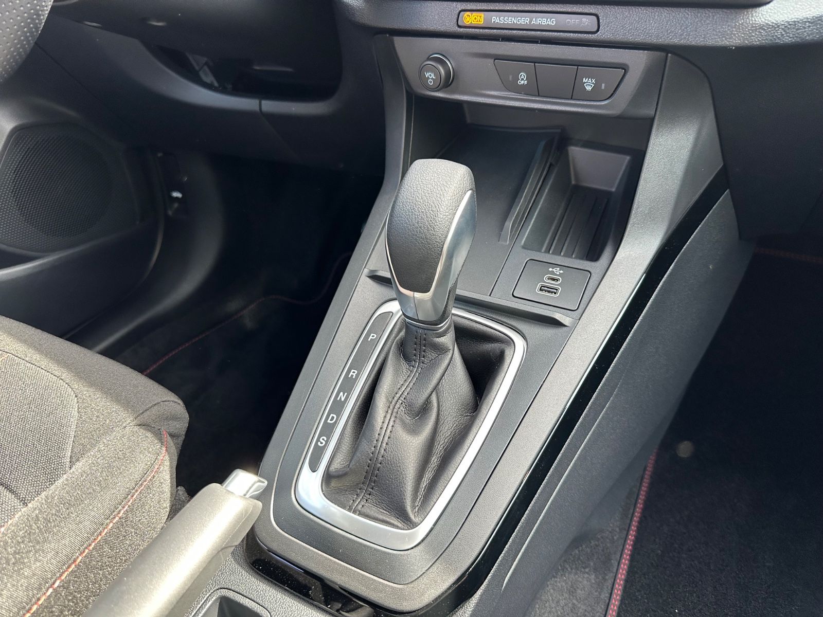 Fahrzeugabbildung Ford Puma 1.0 EB ST-Line Aut. Navi/LED/SHZG/PDC