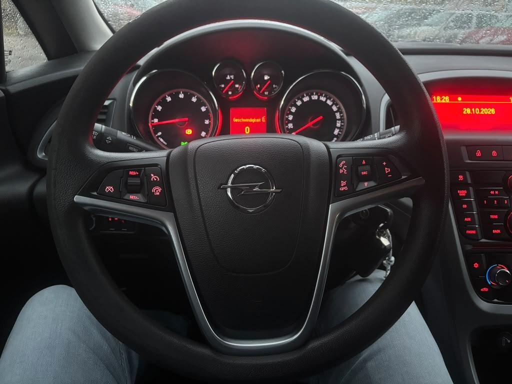 Opel Astra 2012 — photo 16
