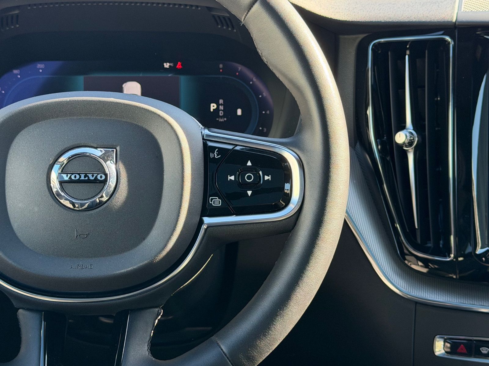 Fahrzeugabbildung Volvo XC60 B4 B Plus Dark*H&K*360°*PANO*AHK*STHZG*