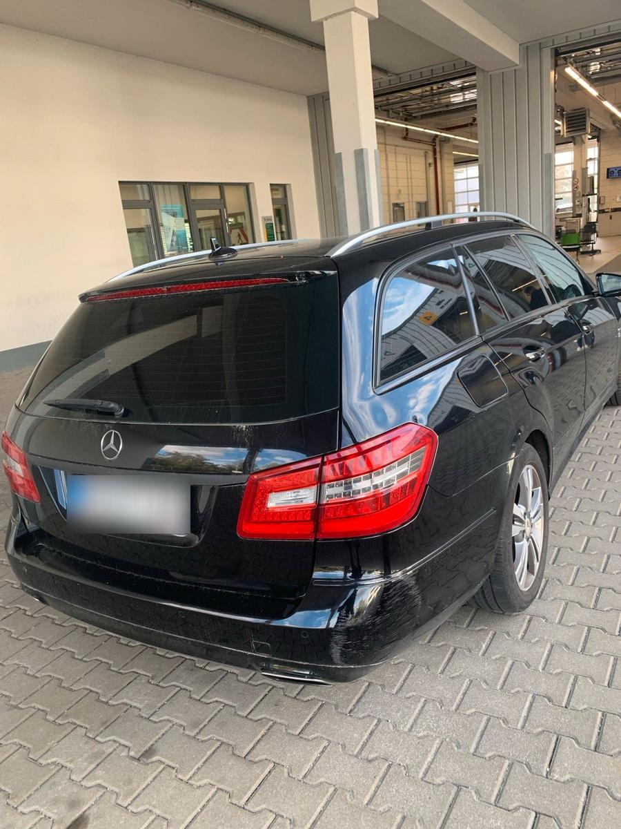 Mercedes-Benz E200 2012 — rear view