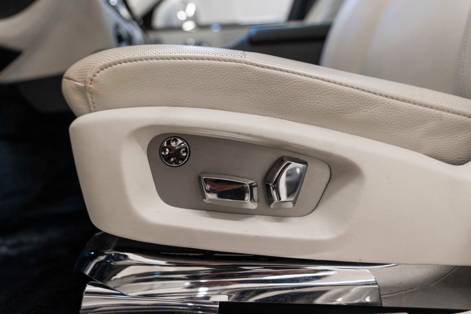 Fahrzeugabbildung Rolls-Royce Ghost V12 TWO TONE FACELIFT STERNHIMMEL KÜHLBOX