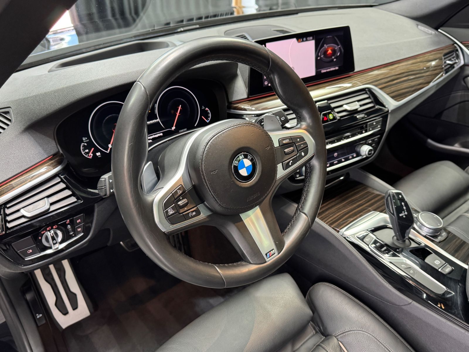 Fahrzeugabbildung BMW M550d xDrive Touring|PANO|NAVI|AHK|1.HAND