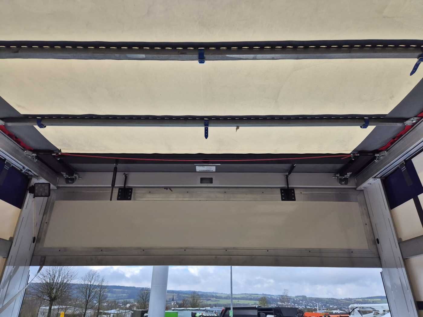 Fahrzeugabbildung Mercedes-Benz Atego 1527 L L-Haus LBW Palfinger 1.500kg 2 Bett