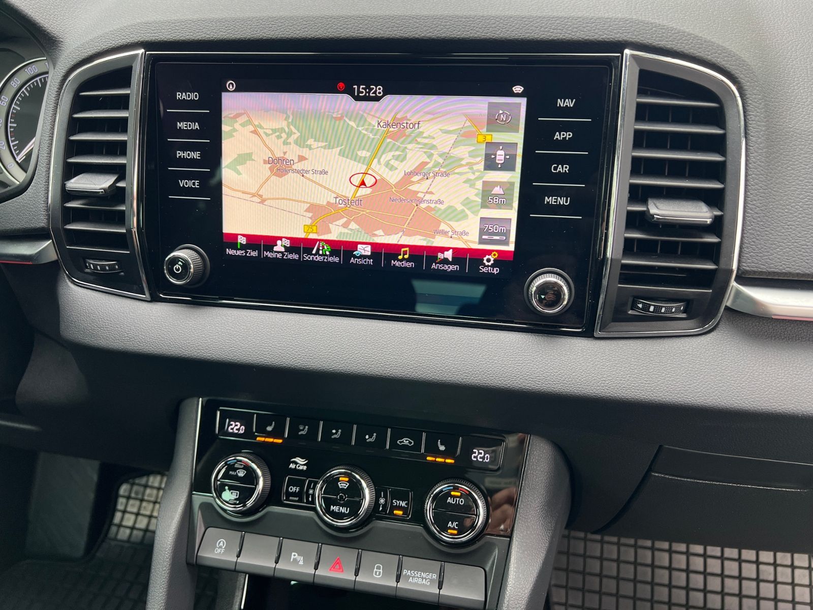 Fahrzeugabbildung SKODA Karoq Style 1.5 TSI DSG *AHK, LED, SmartLink, Ka