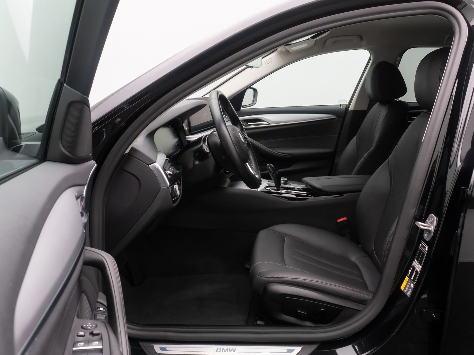 Fahrzeugabbildung BMW 530e Alarm AHK HUD DAB 4xKlima HiFi Leder Sport