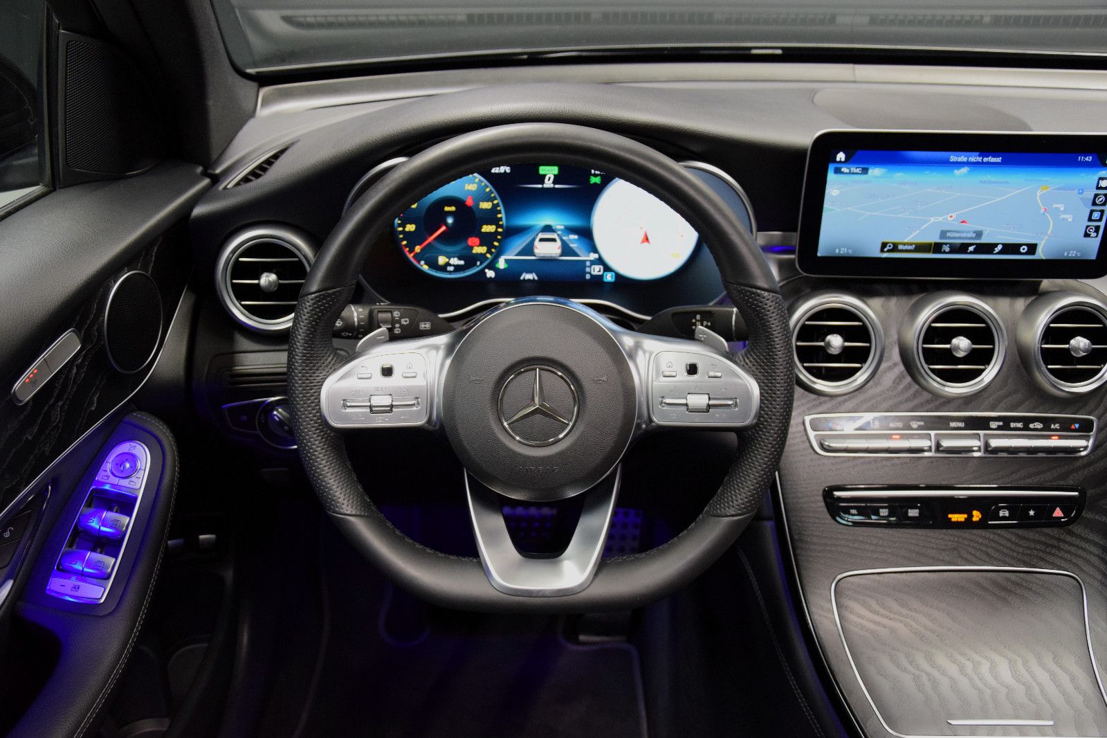 Fahrzeugabbildung Mercedes-Benz GLC 200 4Matic AMG Pano Kamera LED Tempomat