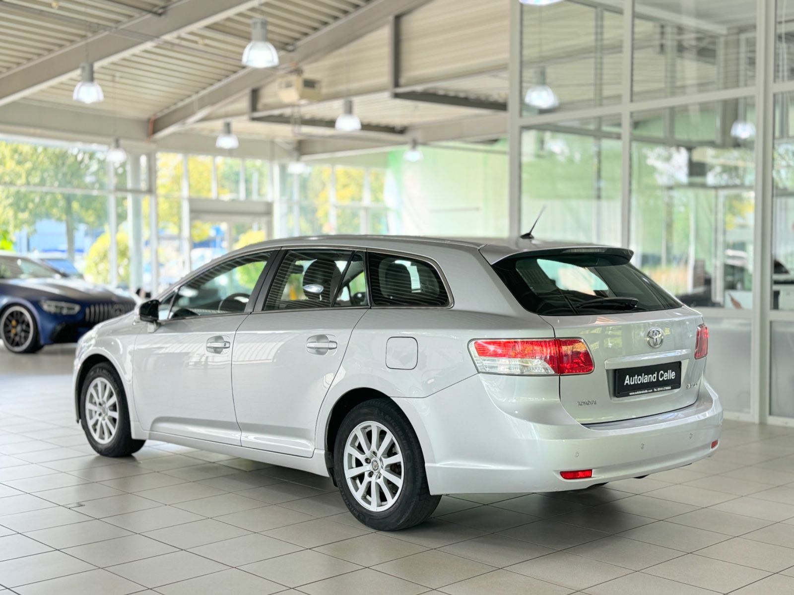 Fahrzeugabbildung Toyota Avensis Kombi Basis Sitzhzg PDC Xenon 8fach