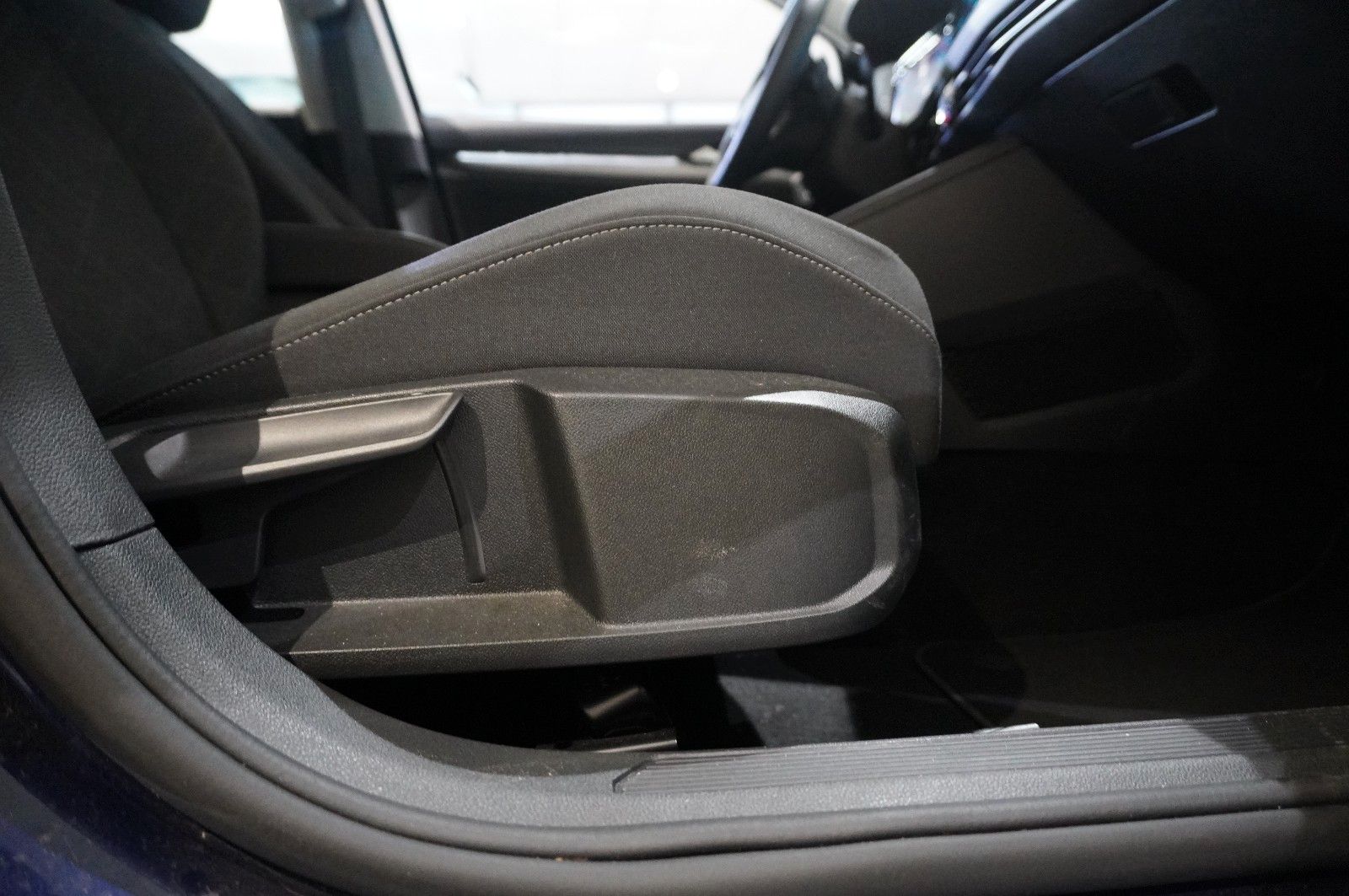 Fahrzeugabbildung Volkswagen Golf VIII Lim. 2.0 TDI LIFE DSG NAVI/LED/KAMERA