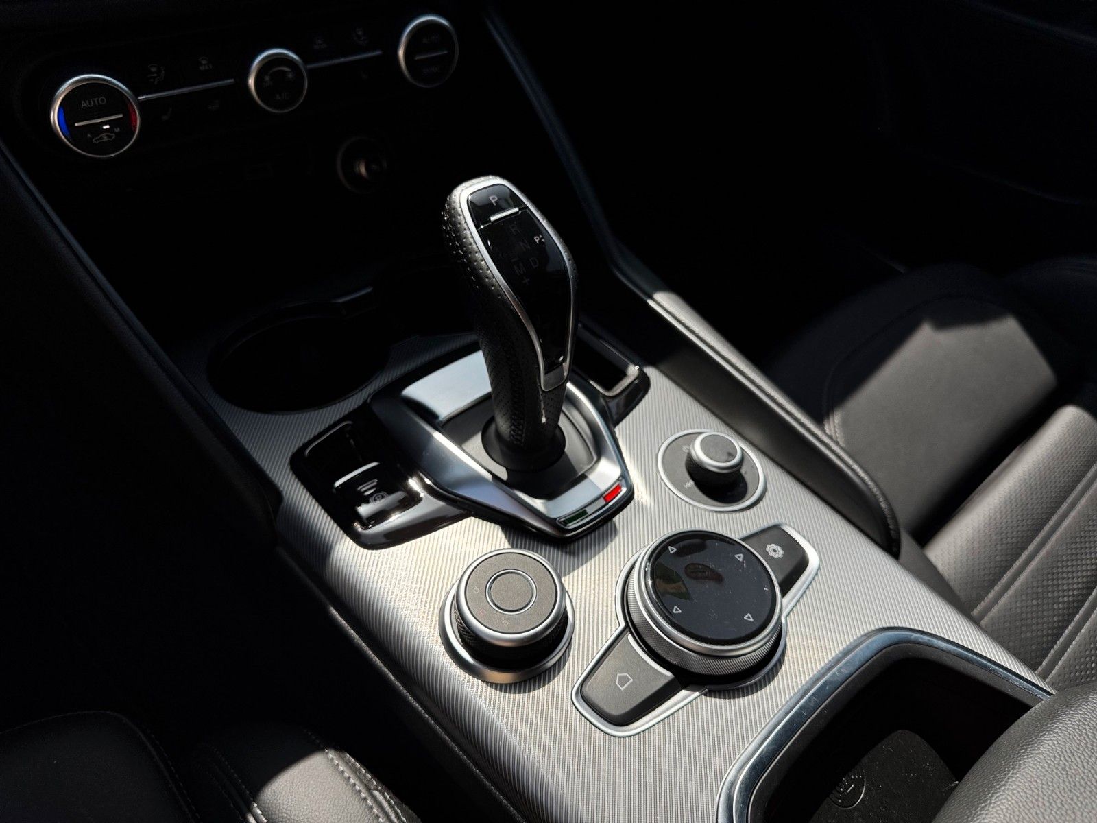 Fahrzeugabbildung Alfa Romeo Giulia MY23 Veloce 2.2 Diesel 210PS MEMORY NAVI