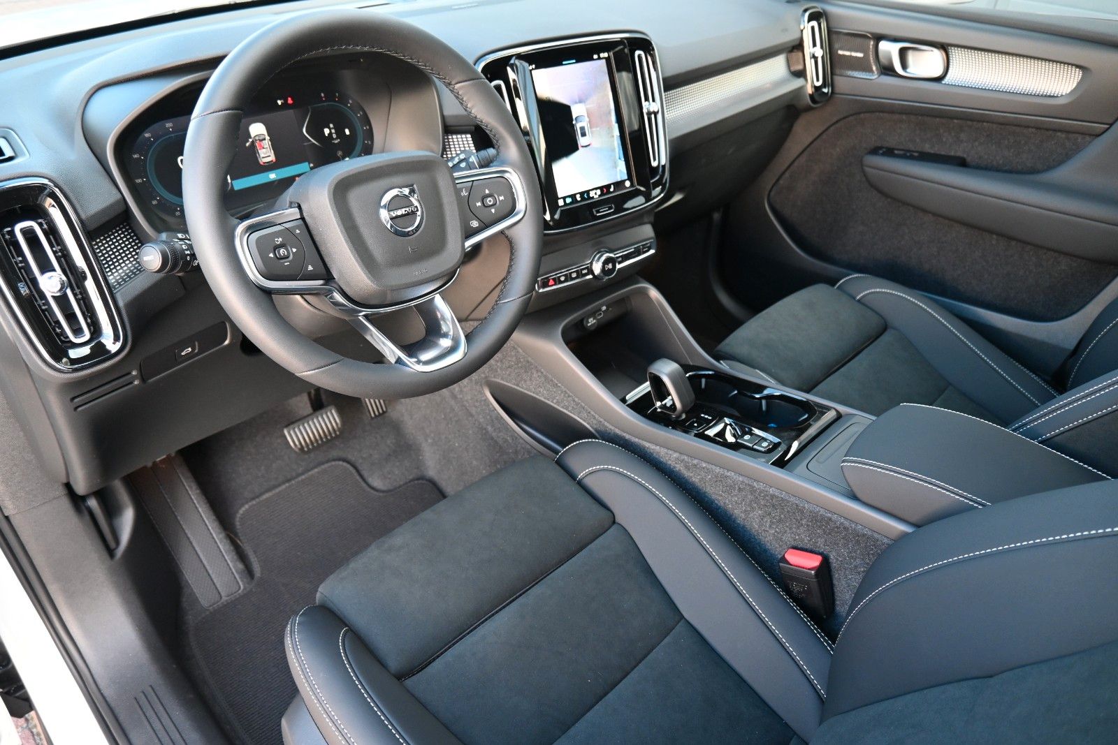Fahrzeugabbildung Volvo XC40 B3 DKG Plus Dark*FSHZG*Pixel*360°*ACC