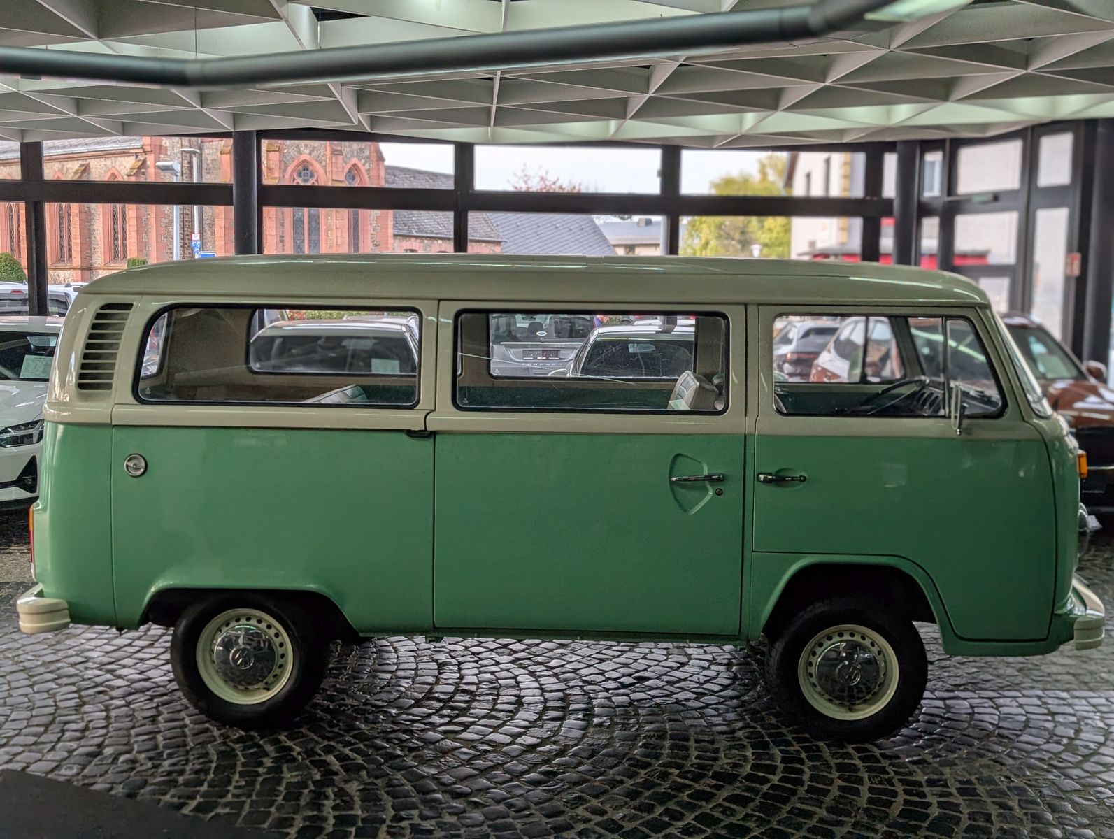 Fahrzeugabbildung Volkswagen T2 Fensterbus 9 Sitzer H-Zulassung frame off