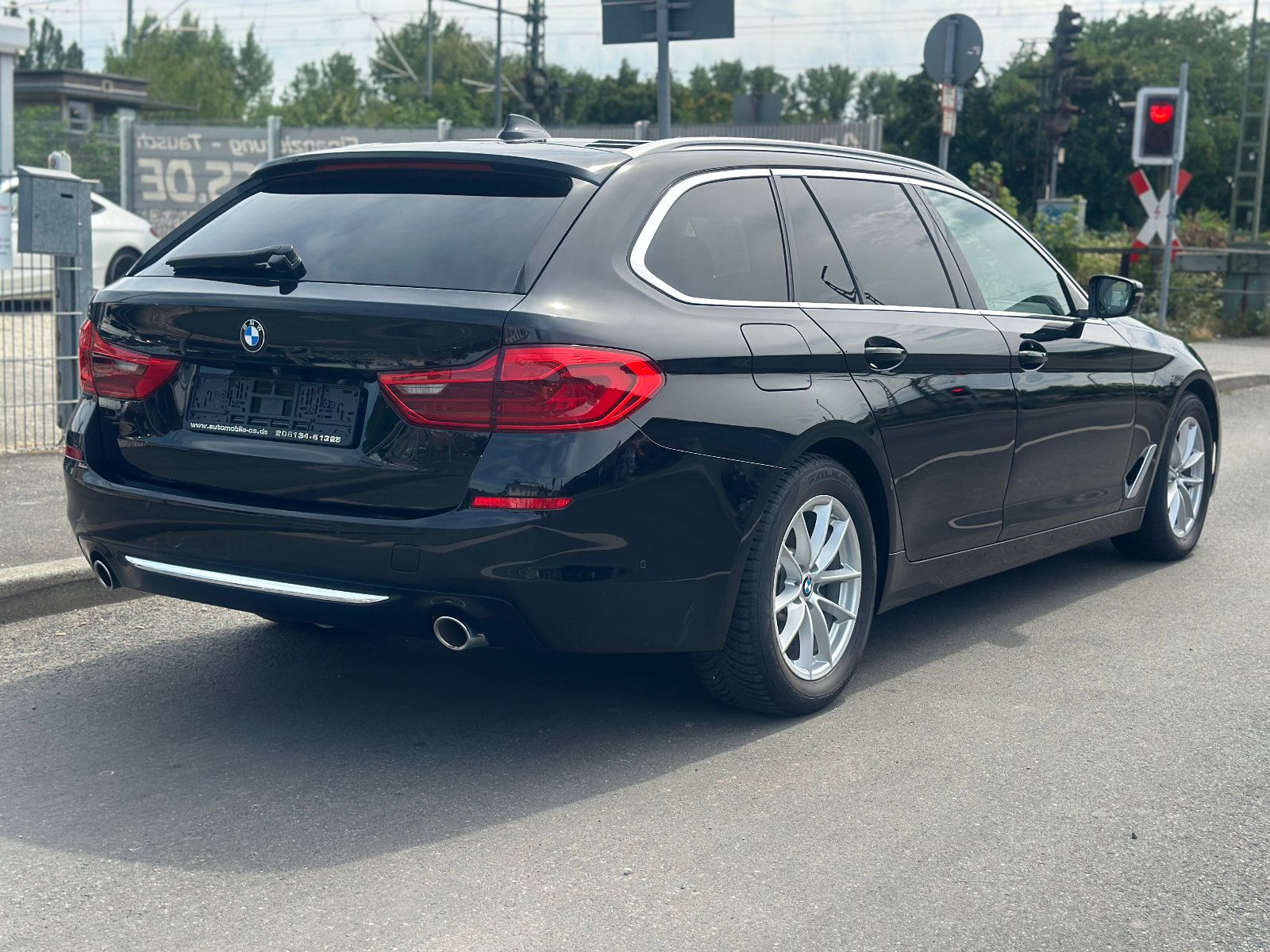 Fahrzeugabbildung BMW 530 d TOURING LUXURY LINE*AHK+PANO+MOD.2020*