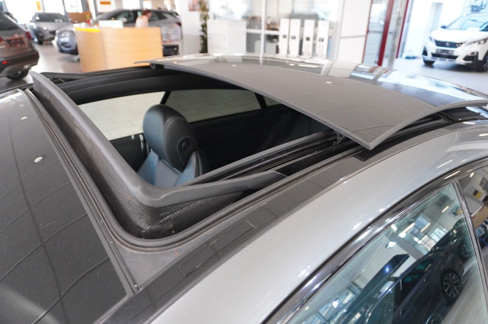 Fahrzeugabbildung Mercedes-Benz E 220D COUPE AVANTGARDE NAVI/LED/KAMERA/SH/PANO.