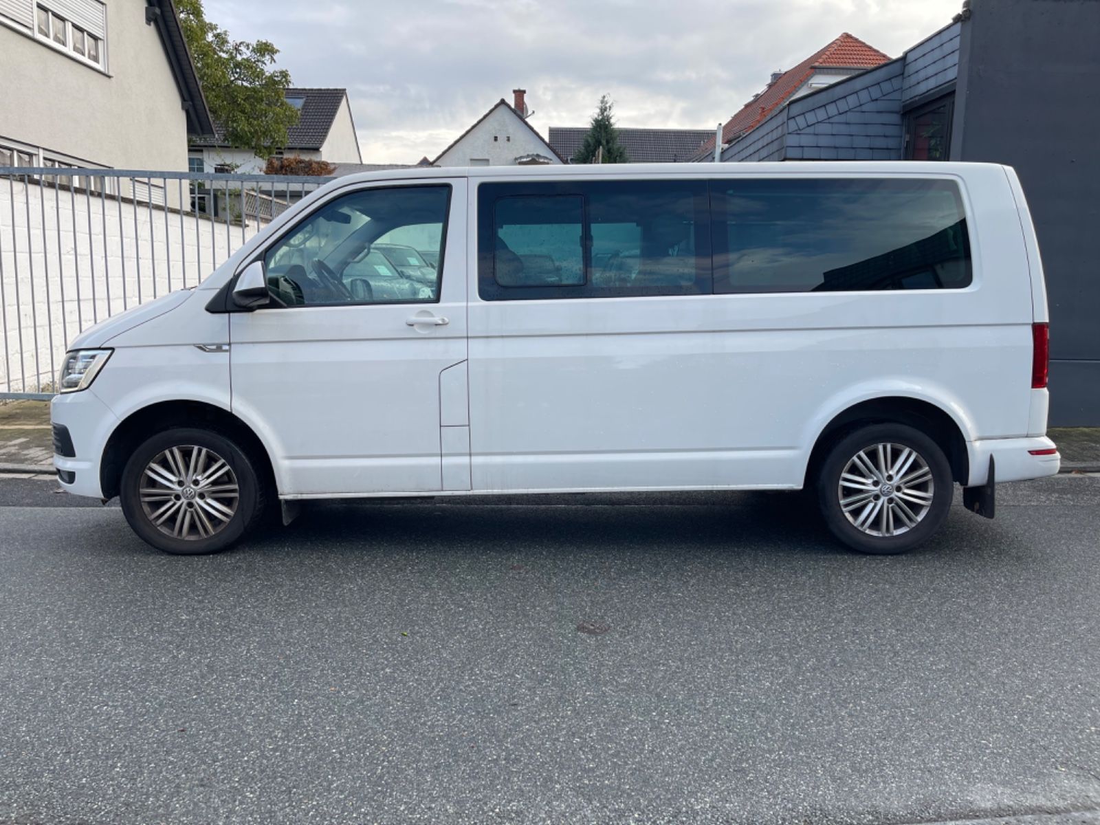 Fahrzeugabbildung Volkswagen T6 Caravelle Comfortline lang 9Sitze Automatik