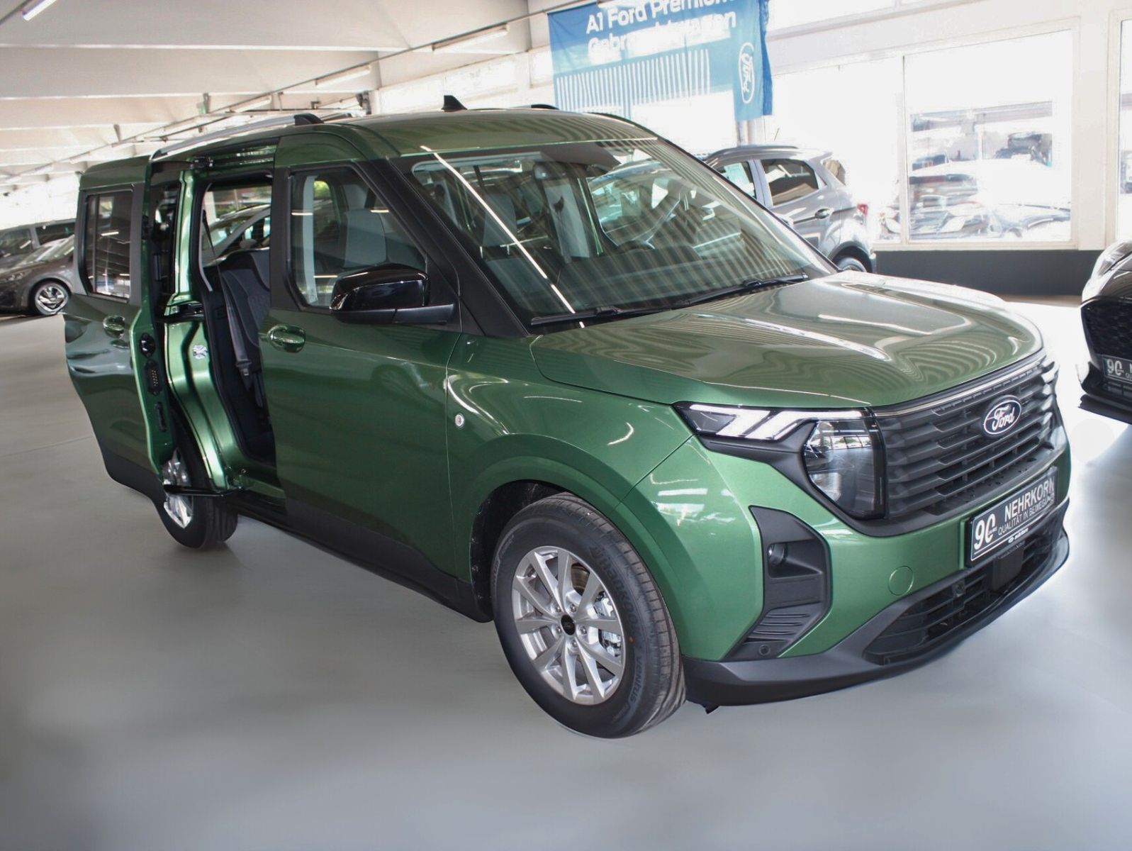 Fahrzeugabbildung Ford Tourneo Courier Titanium Automatik FahrerAssPak