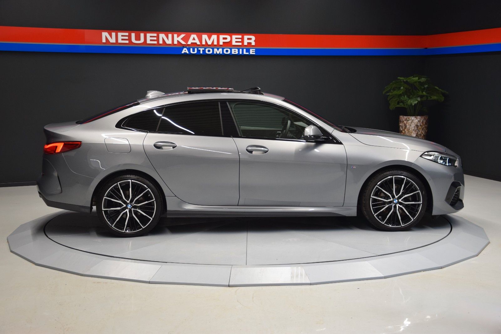 Fahrzeugabbildung BMW 218 i M Sport Gran Coupé HuD Pano Schale ACC