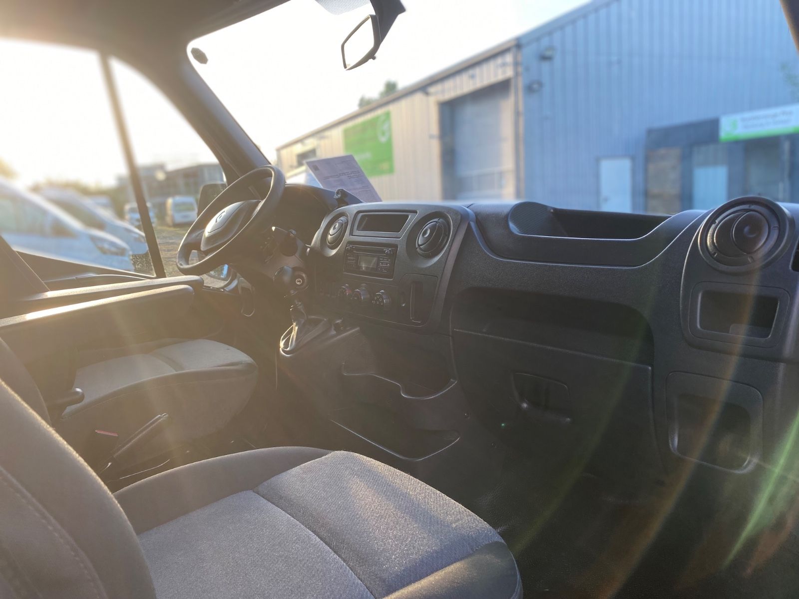 Fahrzeugabbildung Renault MasterIII DoKaDreiseitenkipper,1Hd,Klima,AHK,Kam