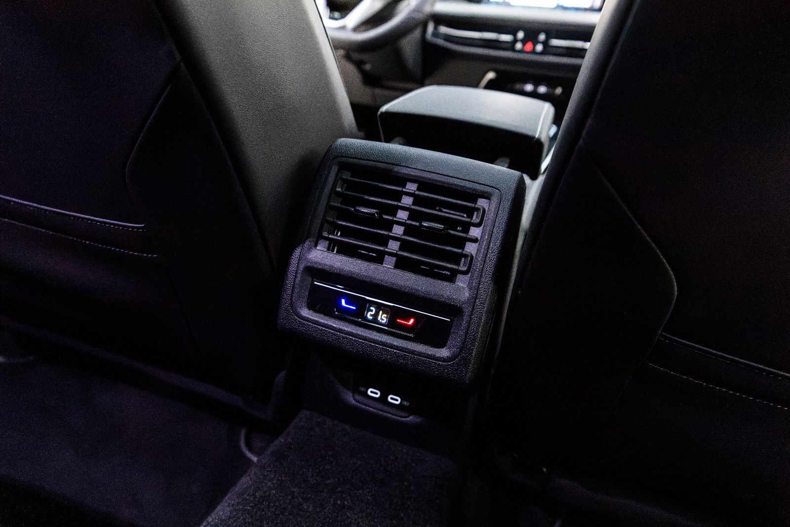 Fahrzeugabbildung Volkswagen Golf Variant R-Line eTSI DSG+AHK+Kamera+Pano