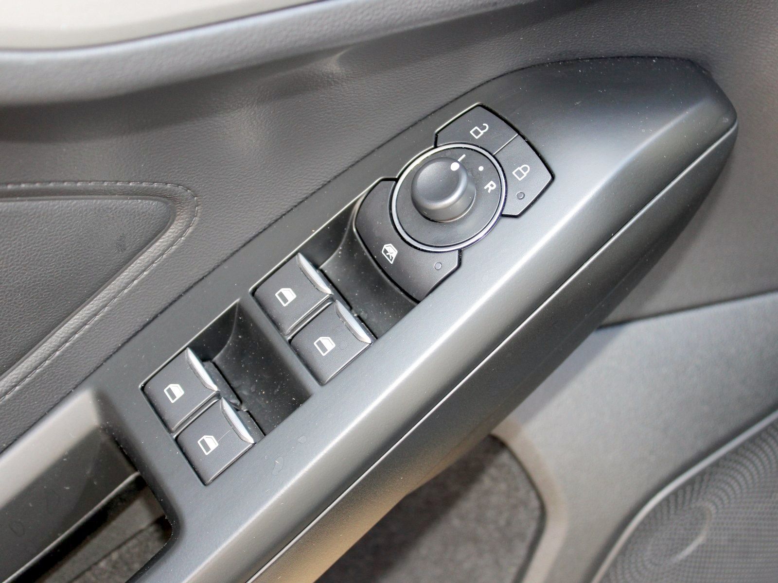 Fahrzeugabbildung Ford Focus Cool & Connect 1,0 EcoBoost Start/Stopp