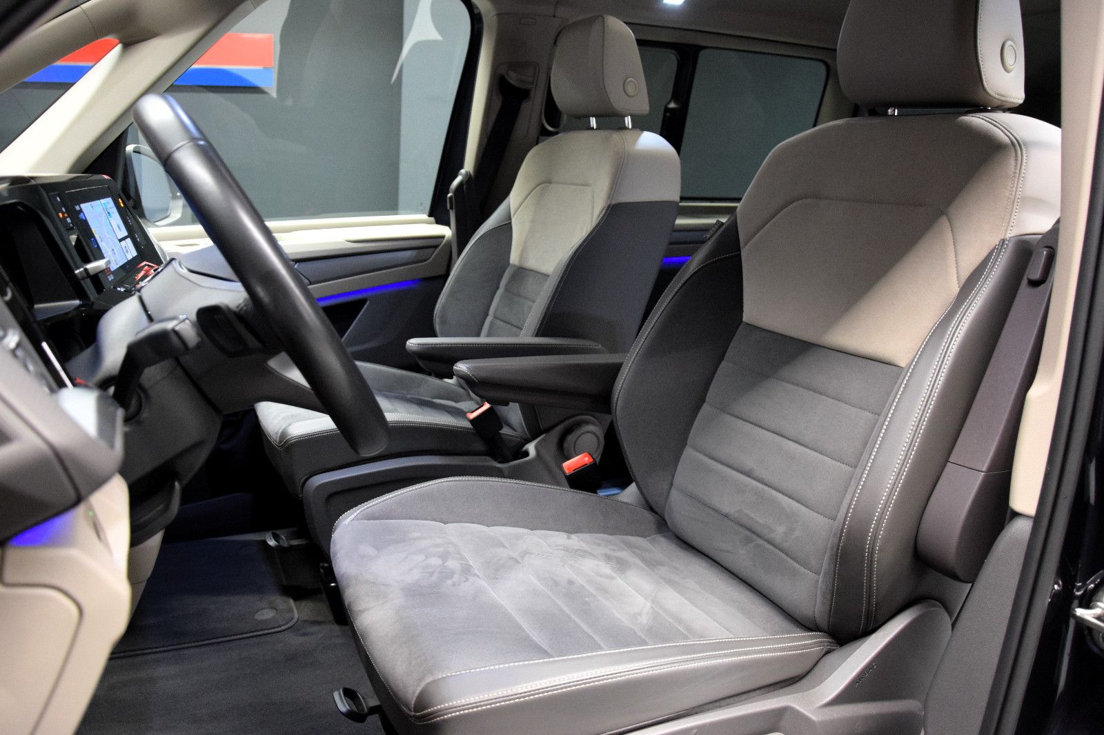 Fahrzeugabbildung Volkswagen T7 Multivan Style DSG Pano AHK 7-Sitze IQ-Light