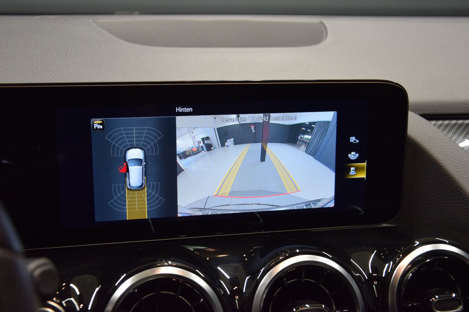 Fahrzeugabbildung Mercedes-Benz GLA 200 AMG-Line LED Kamera Business Pano