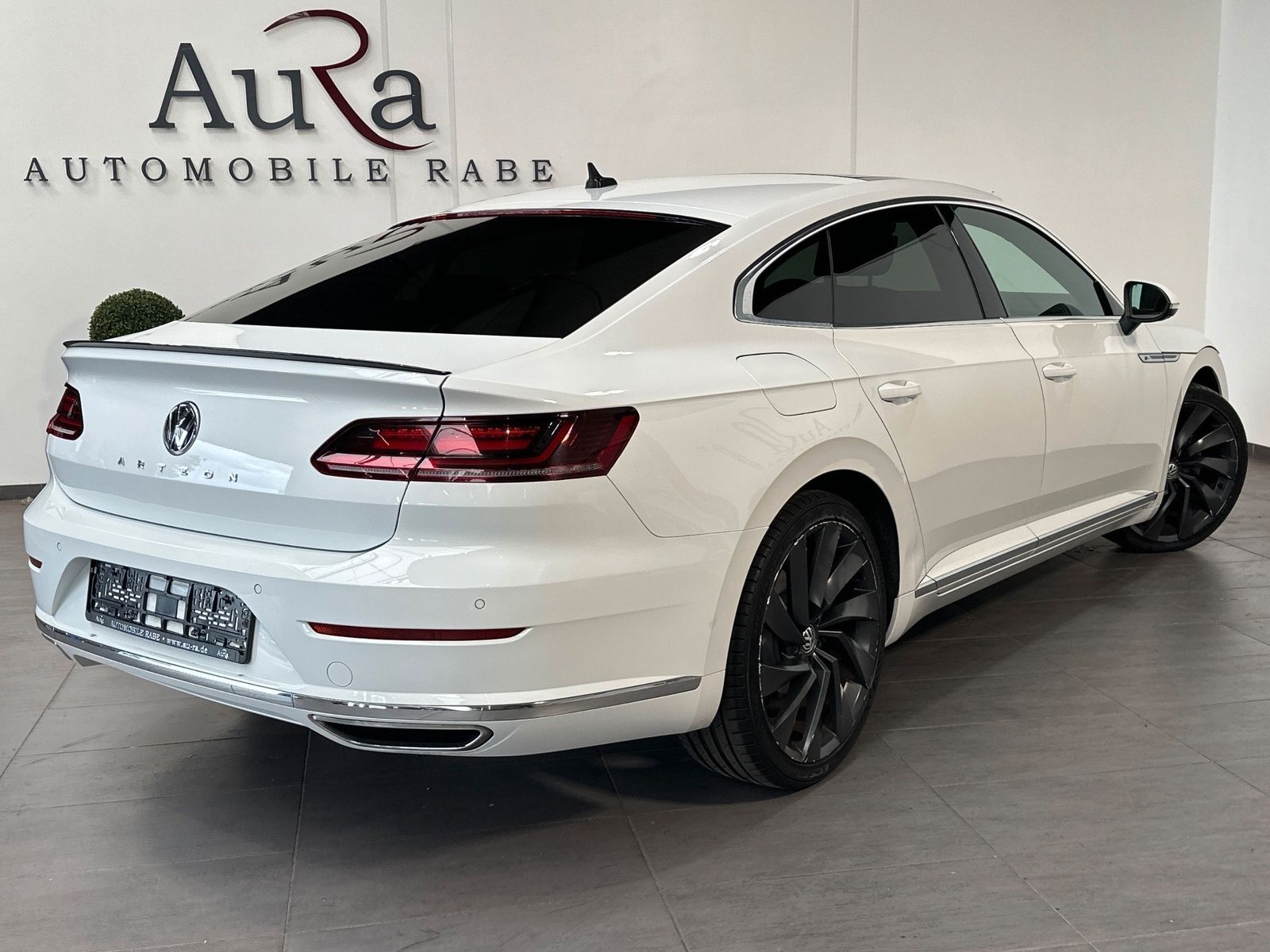 Fahrzeugabbildung Volkswagen Arteon 2.0 TSI DSG R-Line NAV+LED+PANO+360°+ACC