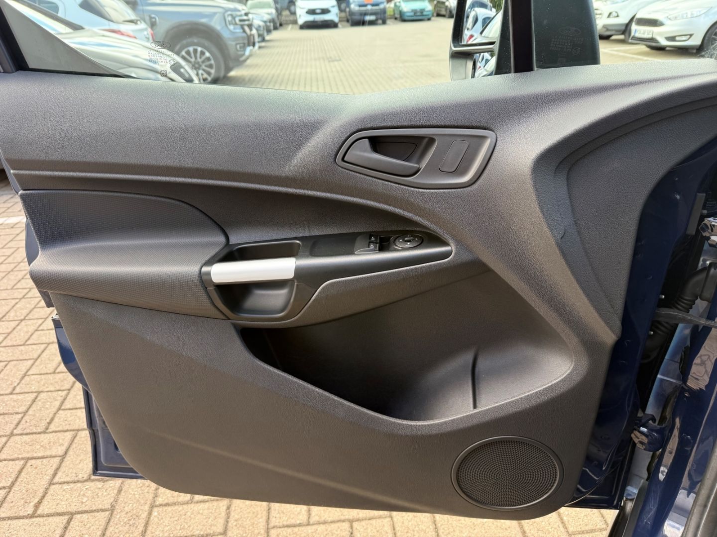 Fahrzeugabbildung Ford Transit Connect Kasten Trend AHK  Regalsystem PD