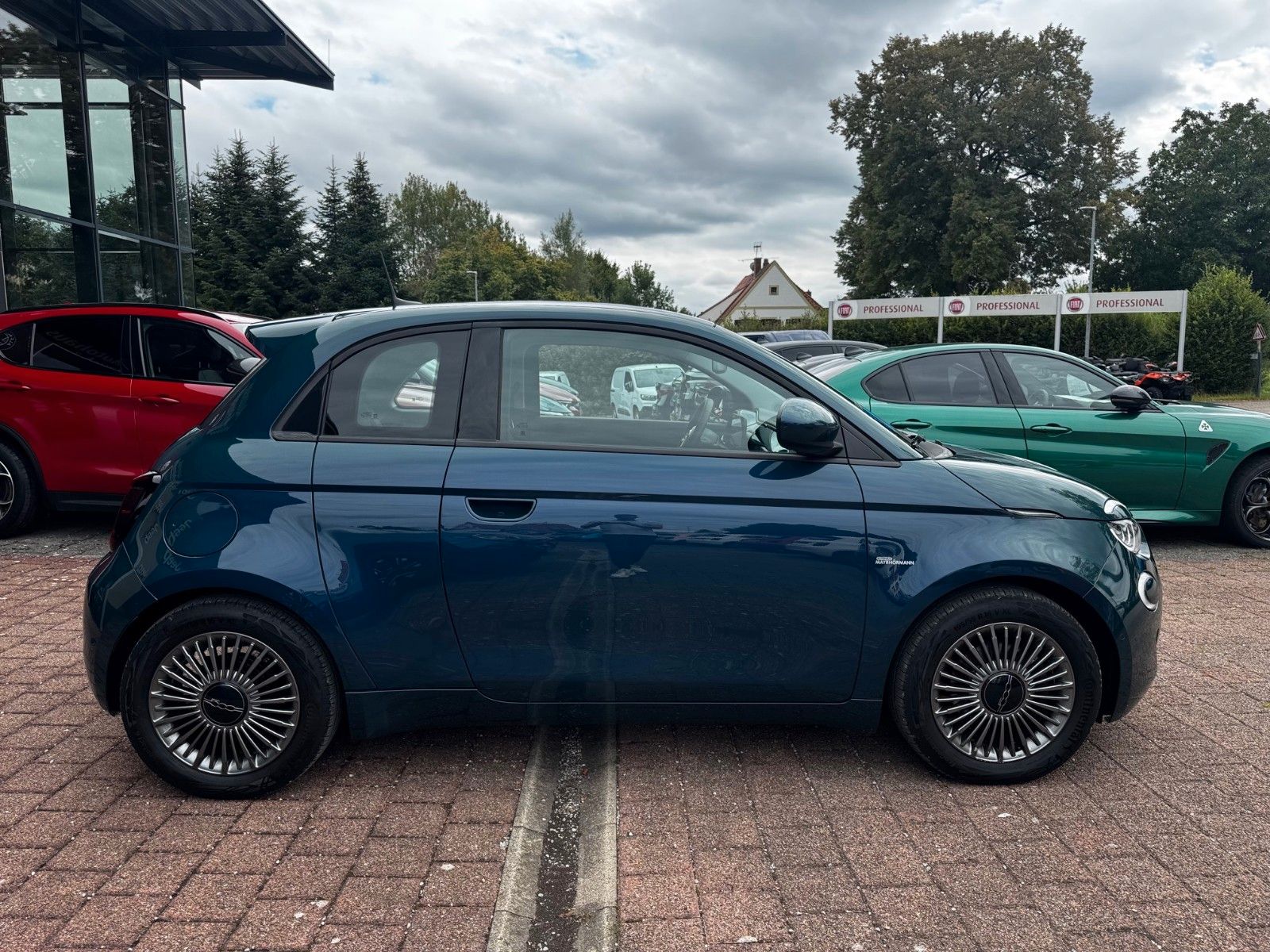 Fahrzeugabbildung Fiat 500e 3+1 Icon NAVI TOTWINKEL LED KLIMAAUT.