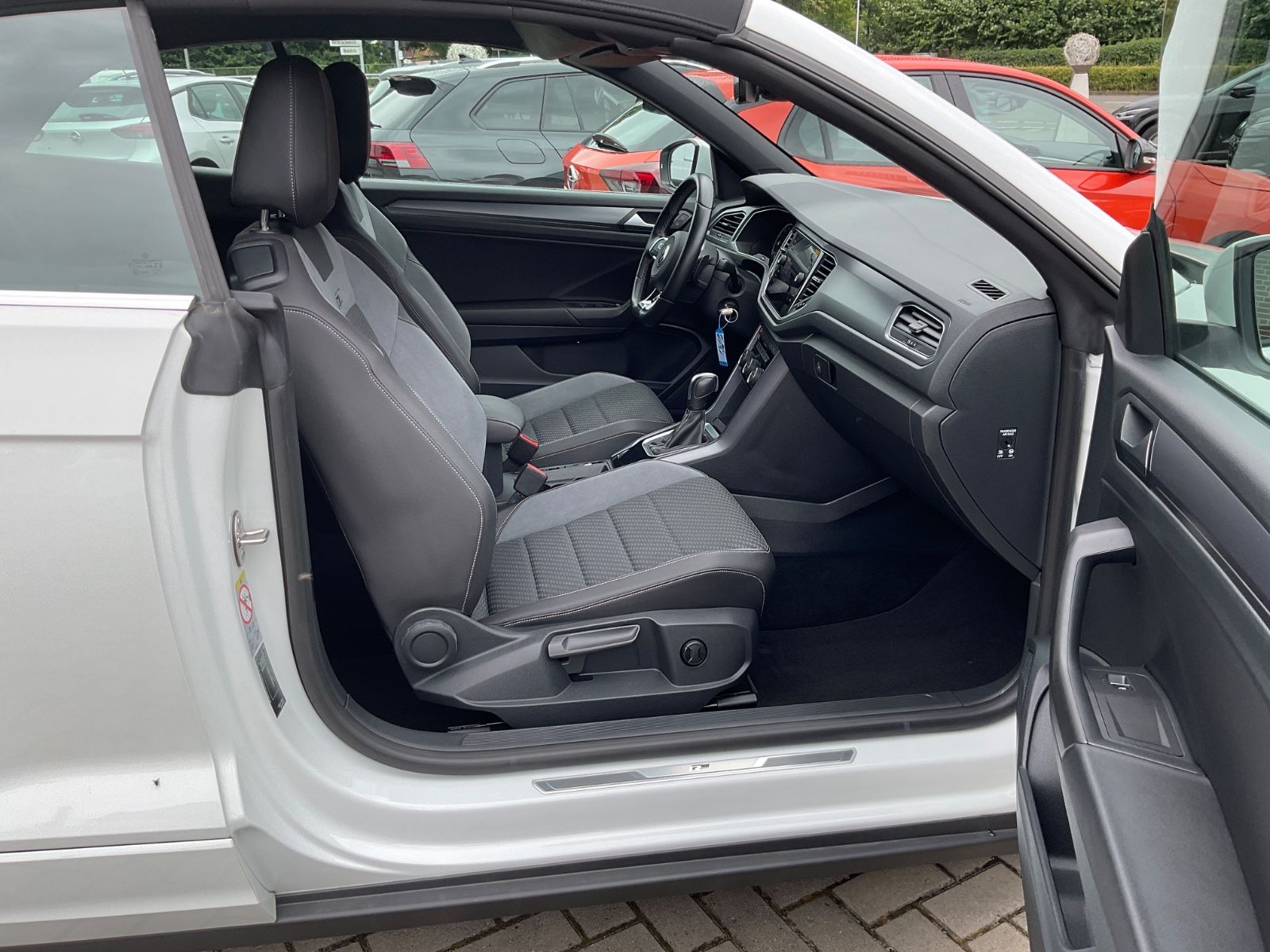 Fahrzeugabbildung Volkswagen T-Roc Cabriolet 1.5 TSI DSG R-Line,AHK,Kamera,AC