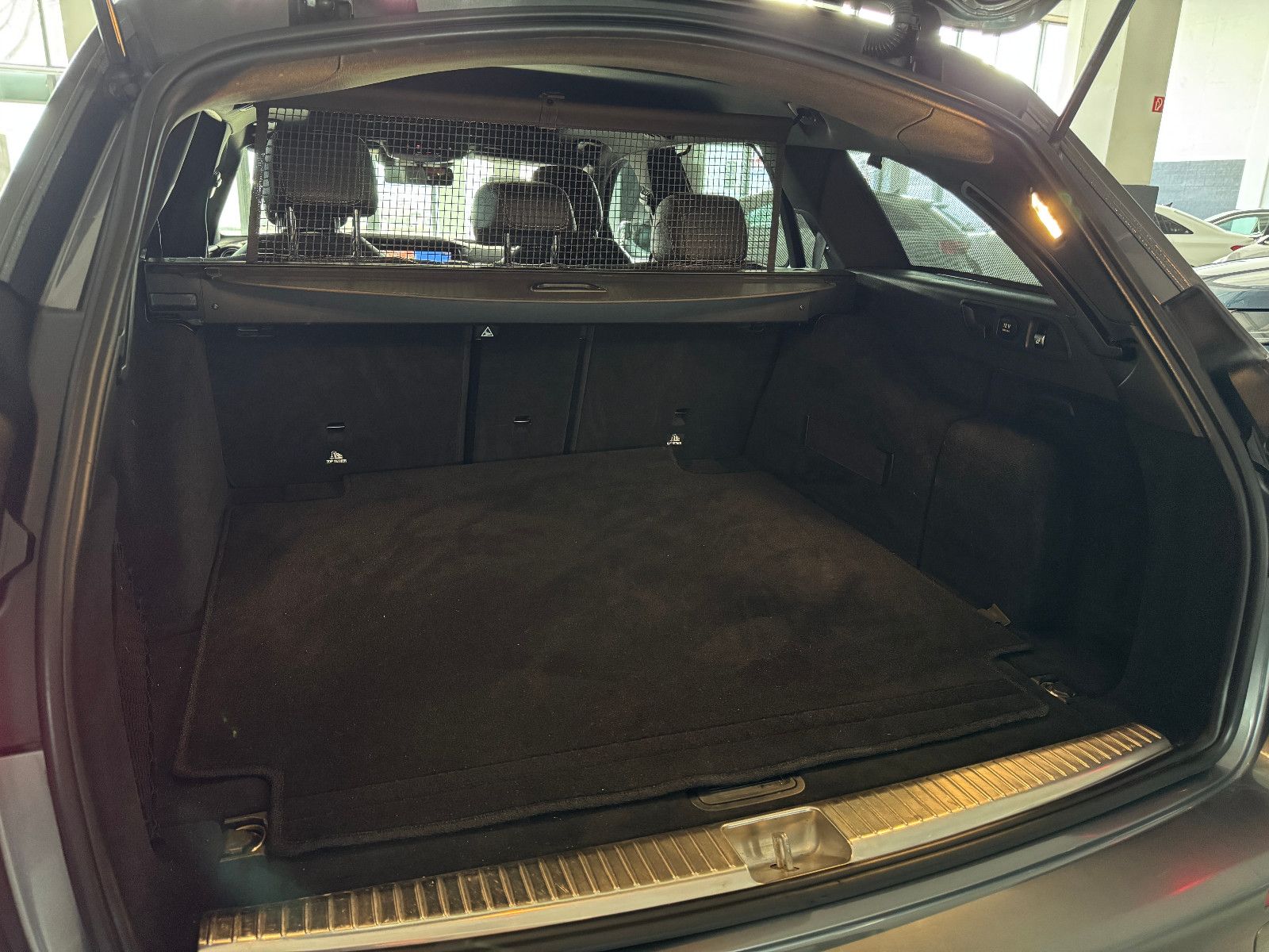 Fahrzeugabbildung Mercedes-Benz E 250 T 9GT 2X AMG LINE DISTRONIC MEMORY 20 ZOLL