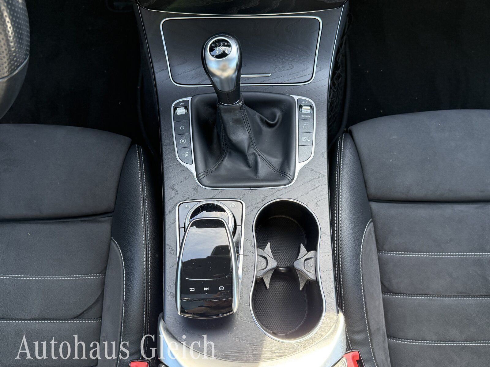 Fahrzeugabbildung Mercedes-Benz C 180 Coupe AMG-Line Interieur/Navi/LED