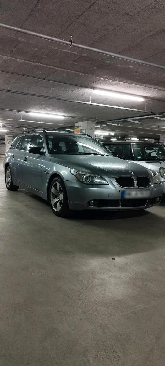 BMW 530 2005 — rear view