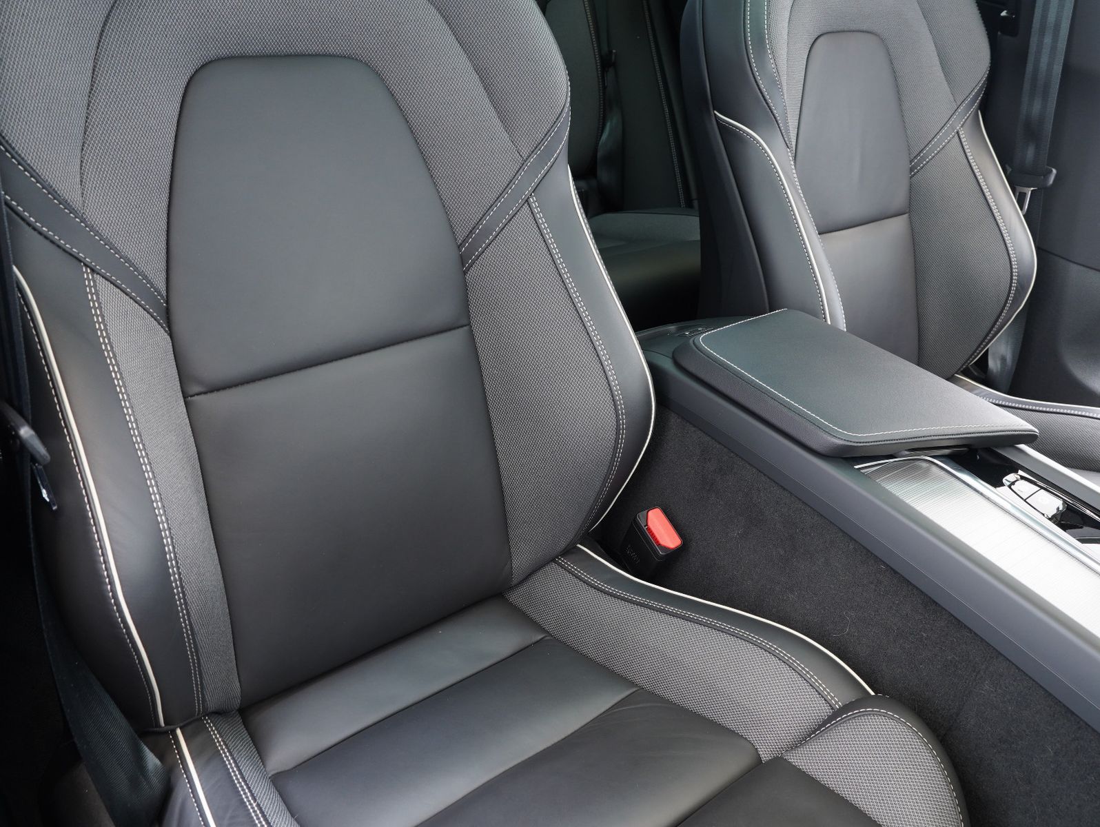 Fahrzeugabbildung Volvo XC60 B4 D AWD Plus Dark PANORAMA/LED/ACC/AHK