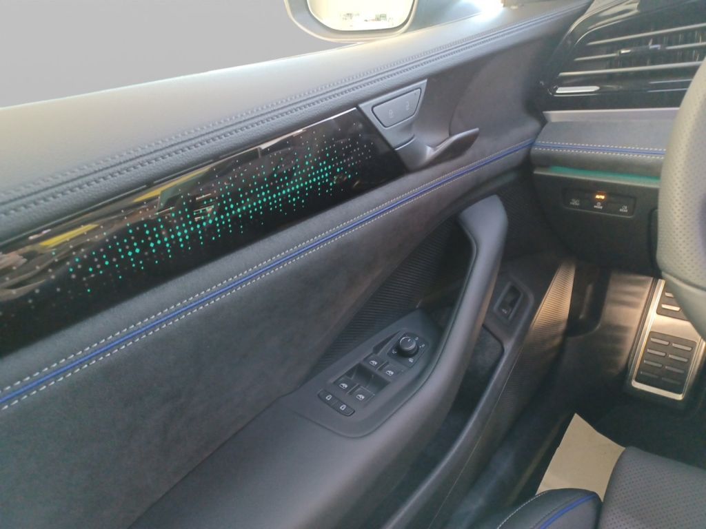 Fahrzeugabbildung Volkswagen Passat Variant 2.0 TDI 4Motion DSG R-Line Sthzg