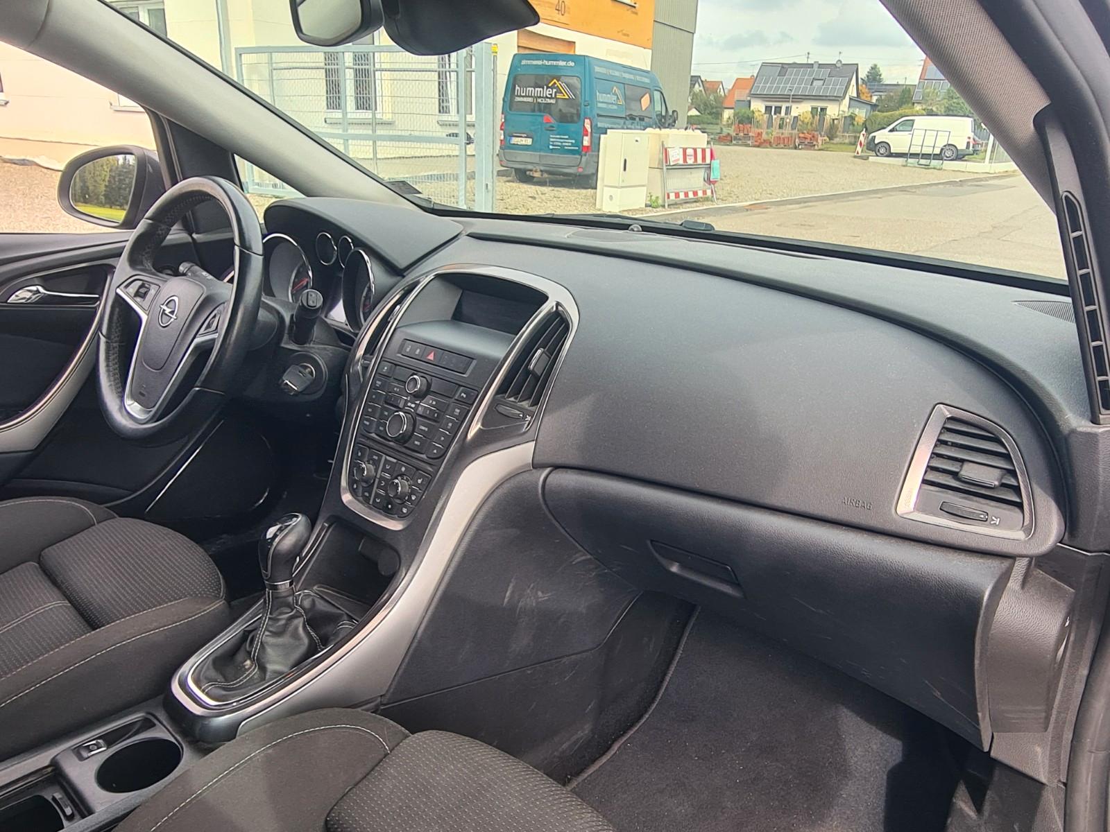 Opel Astra 2011 — photo 24
