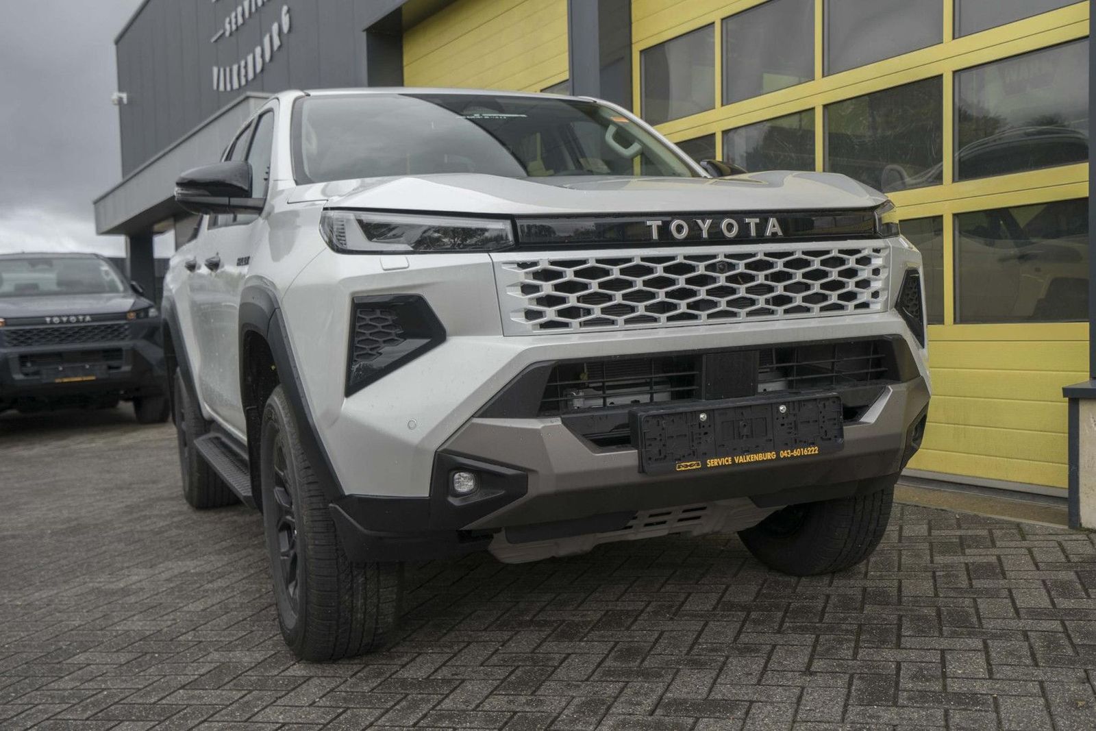 Toyota Hilux 2.8 D-4D Hybrid Invincible JBL Pearl White imagem 2