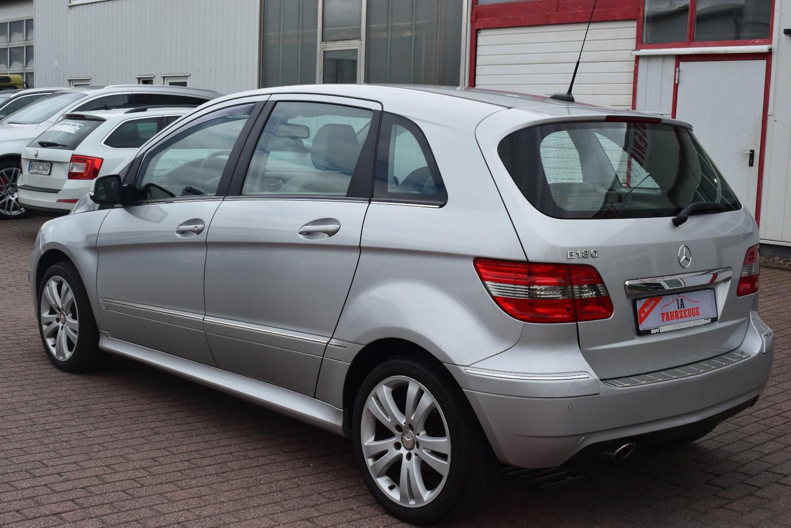Mercedes-Benz B180 2009 — interior