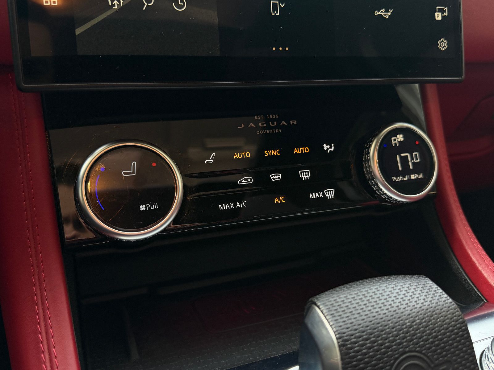 Fahrzeugabbildung Jaguar F-PACE SVR /PANO/MERIDIAN/HUD/360°KAM/MEMORY