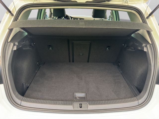 Fahrzeugabbildung Volkswagen Golf 1.0 TSI IQ.DRIVE Start-Stopp Navi+ACC+Sitzh